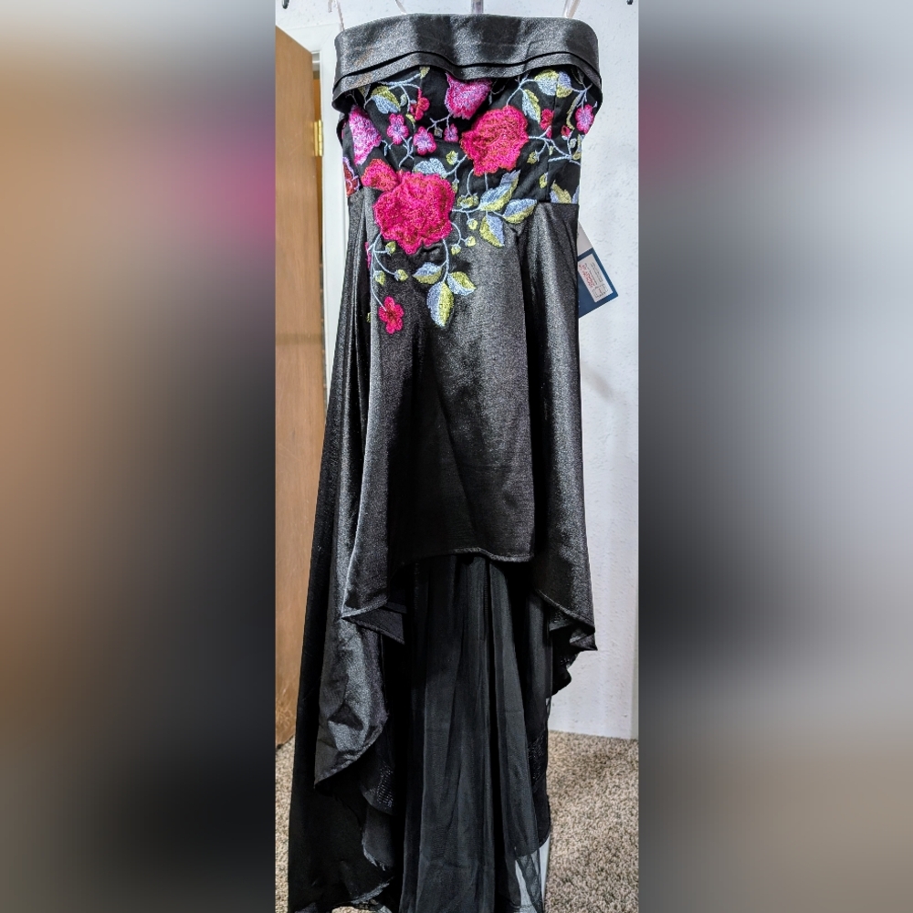 Ladies Formal Gown/Dress By Social Code Size 7 Black With Floral Embroidery